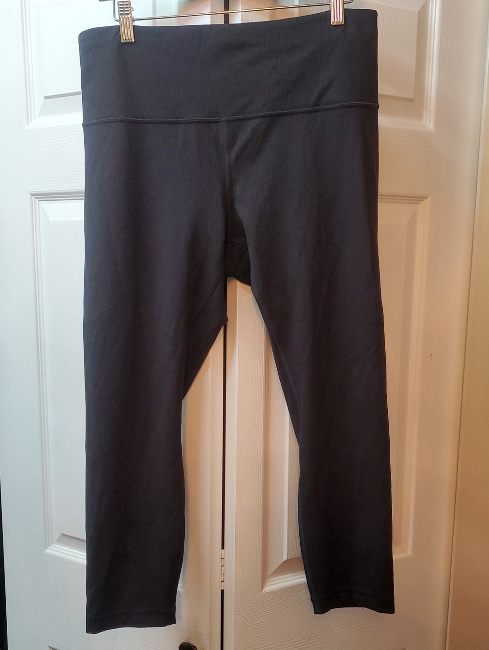 LULULEMON SIZE 12  Black CROP 23in Inseam Leggings